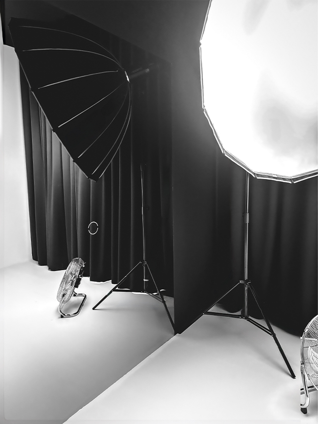 Professionelles Fotostudio mit Softboxen, Reflektoren und Ventilatoren
